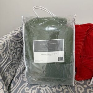 Everyday Home Essentials Queen Bed Green Comforter New